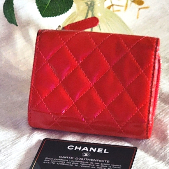 COA CHANEL Pink Quilted Patent Leather Classic Wallet - Picture 3 of 16